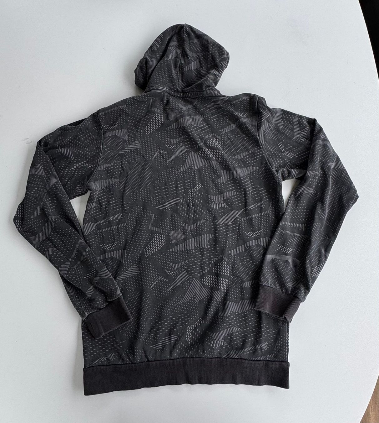 Adidas Maglioni & Felpe: Adidas Kapuzenpullover schwarz gemustert – Usato da Berneck venduto da lif_j9wl 1