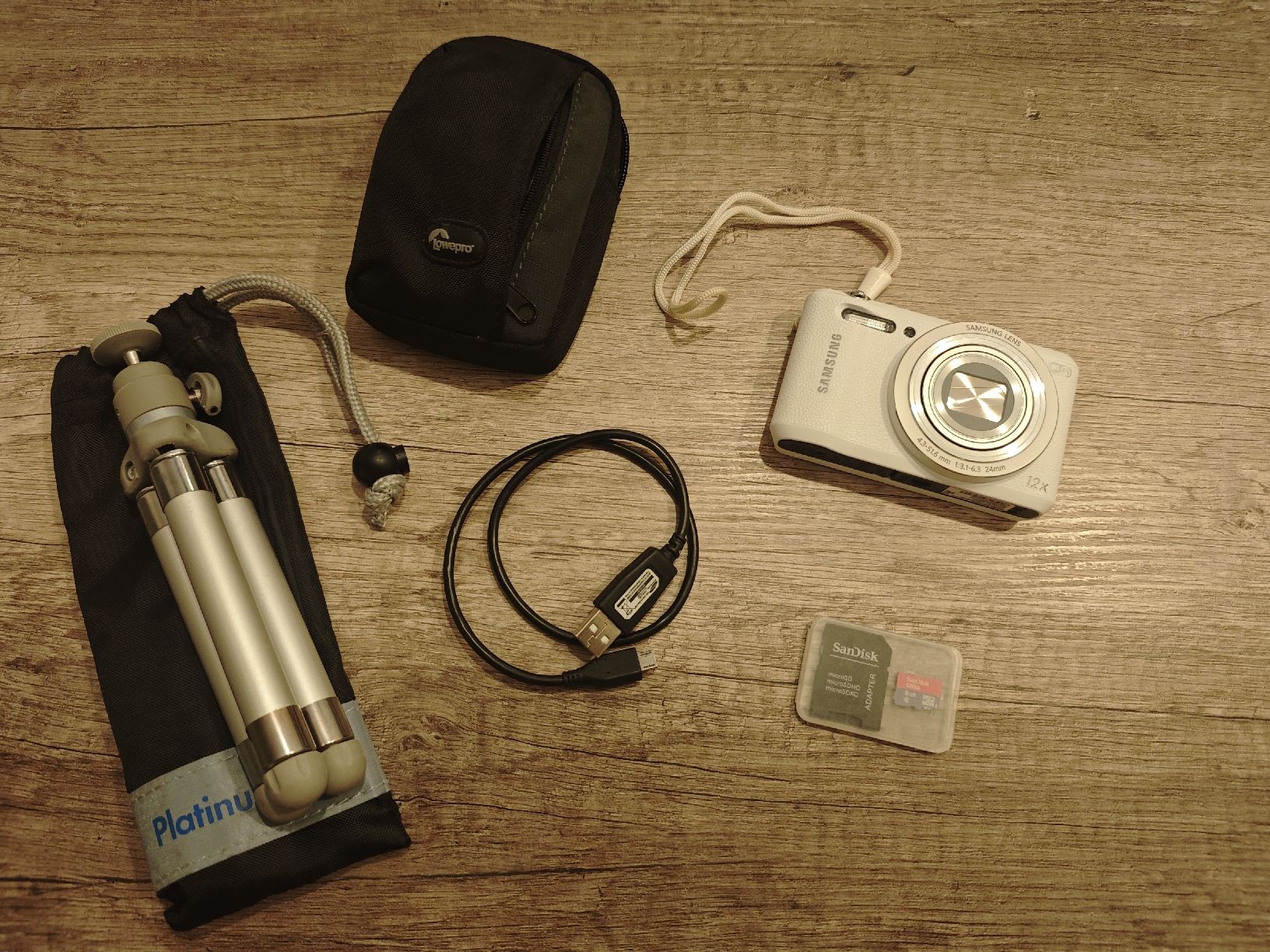 Samsung Fotocamera: Samsung WB35F Digital Camera – Complete Bundle with Tripod – Nuovo (secondo la descrizione) da Oberengstringen venduto da plm_7kb7 1