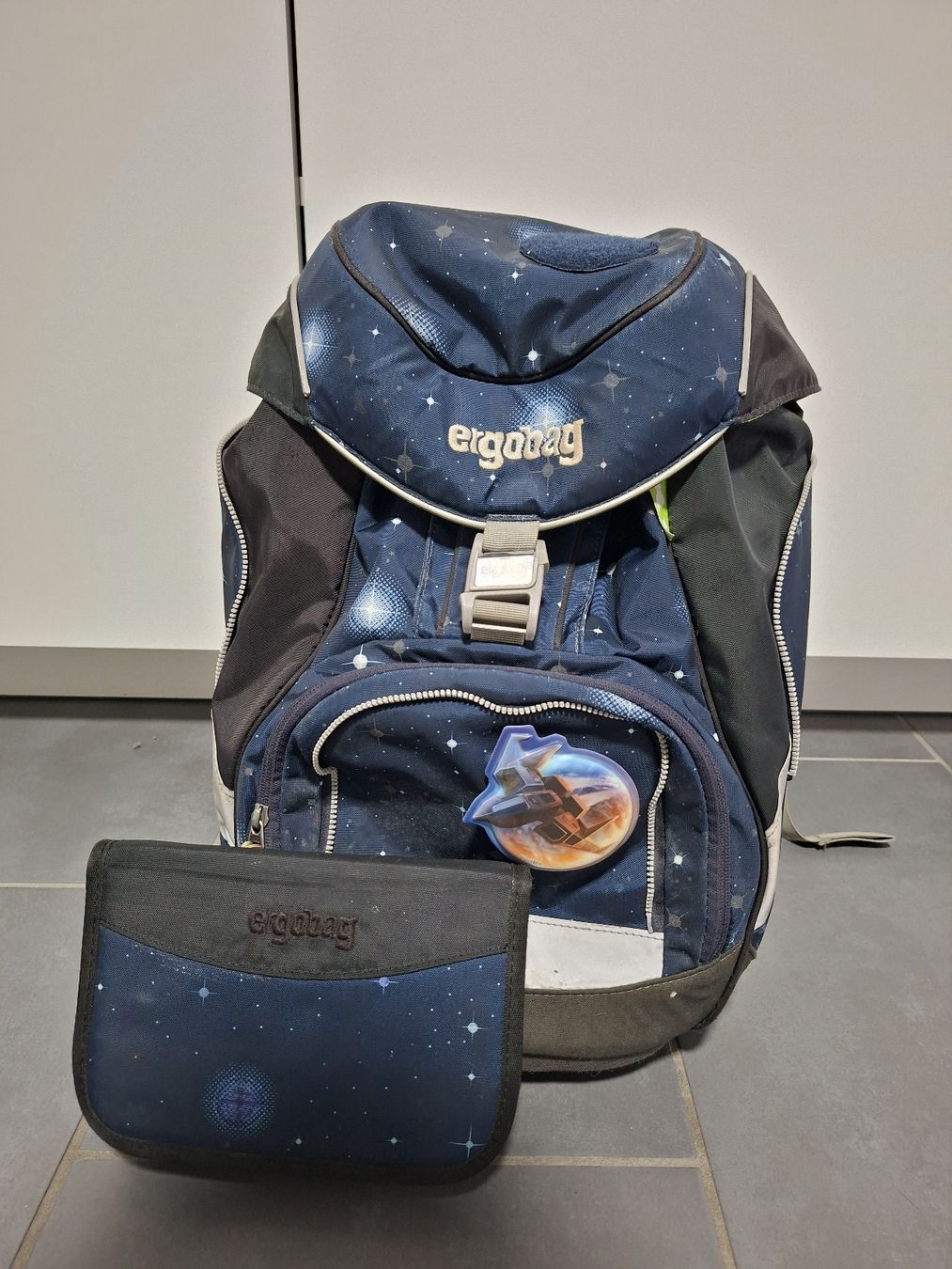 Ergobag Borse & Zaini: Ergobag Cubo Schulrucksack Set Galaxie – Usato da Ueken venduto da Sari1312