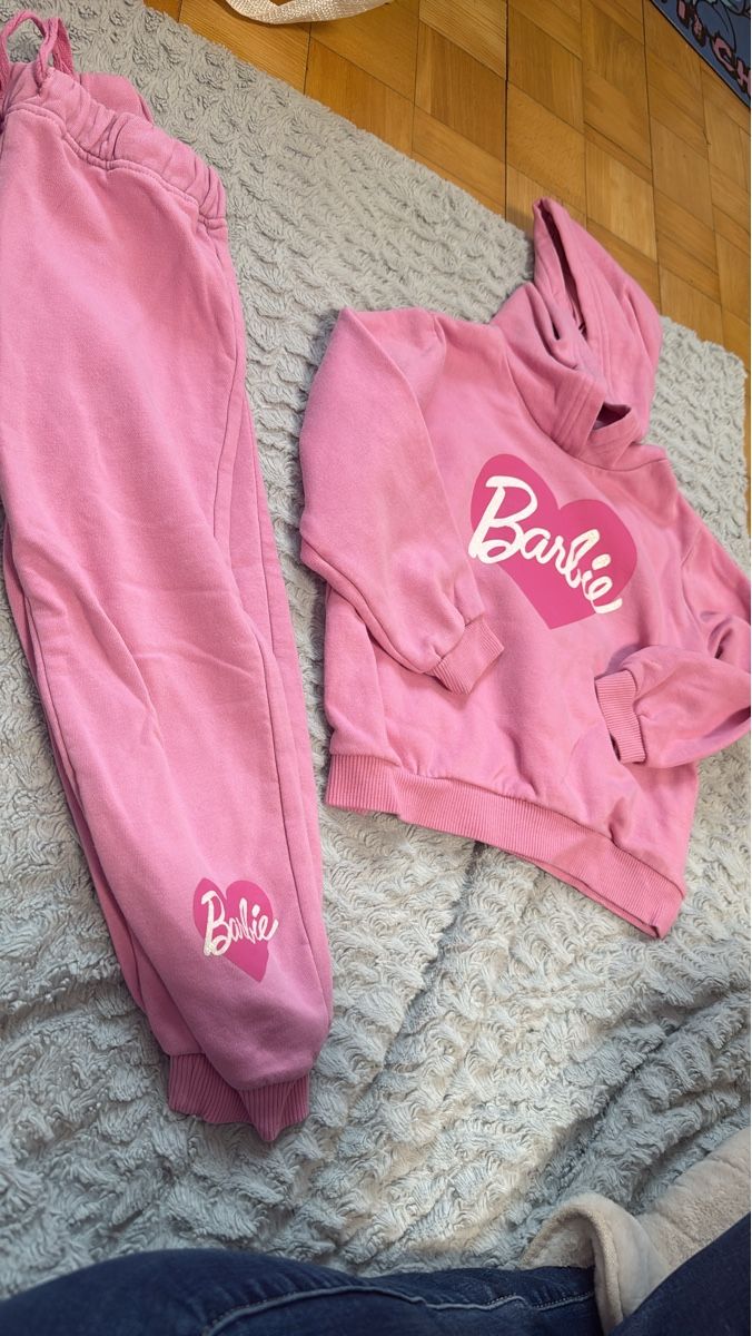 H&M Completi: Rosa H&M Barbie Jogginganzug, Grösse 110 – Usato da Zürich venduto da Krikri21