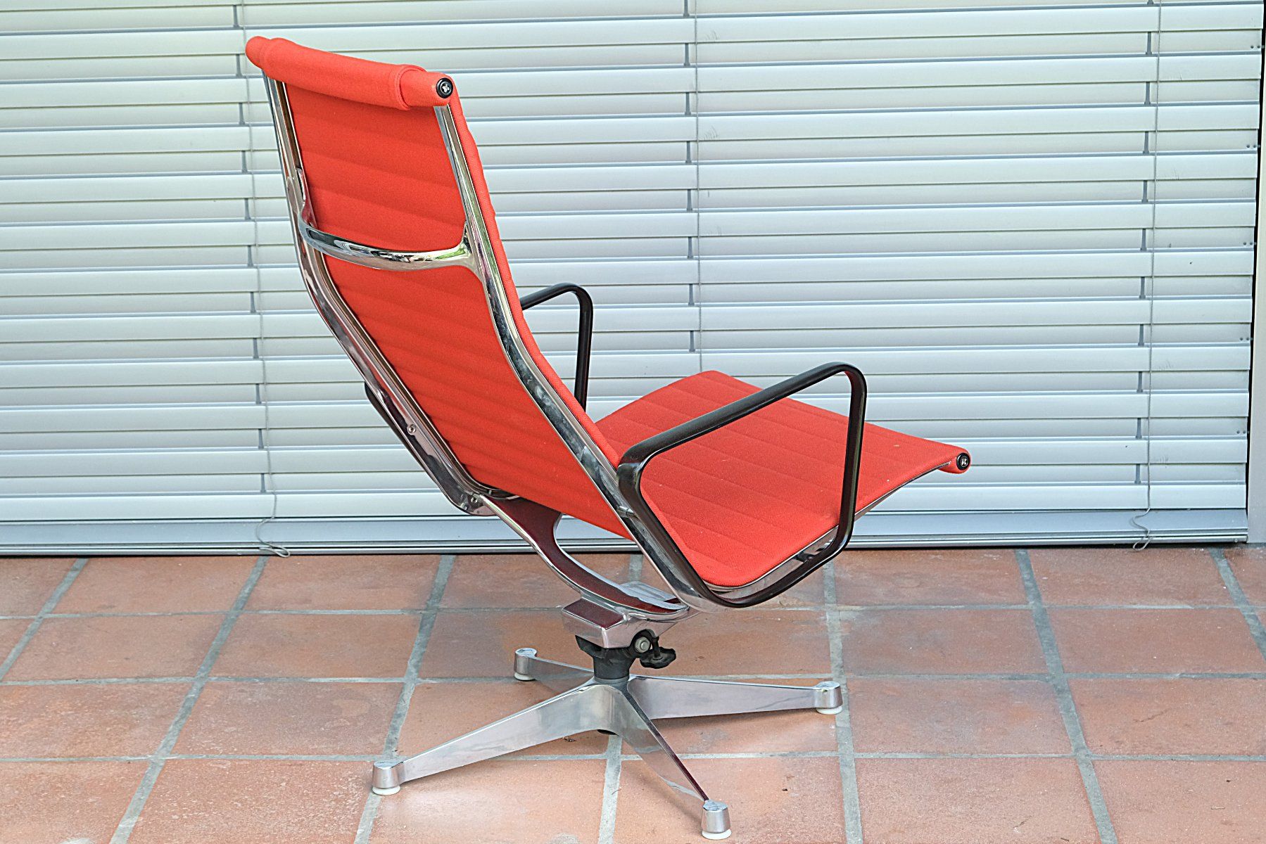 Vitra Poltrone: Eames Aluminium Chair EA 124 / Vitra – Usato da Bern venduto da secondchoice 3