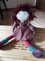 Jolie poupée en tissu Jeanne – cheveux rouges, robe fleurie 