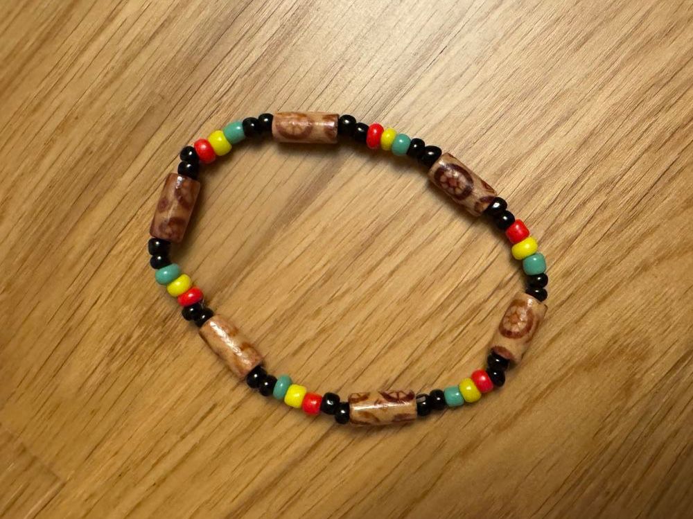 Armbänder & -reifen: Boho-Armband: Sommerliches Highlight mit Holzperlen – Gebraucht aus Zürich von Le_juste_brix