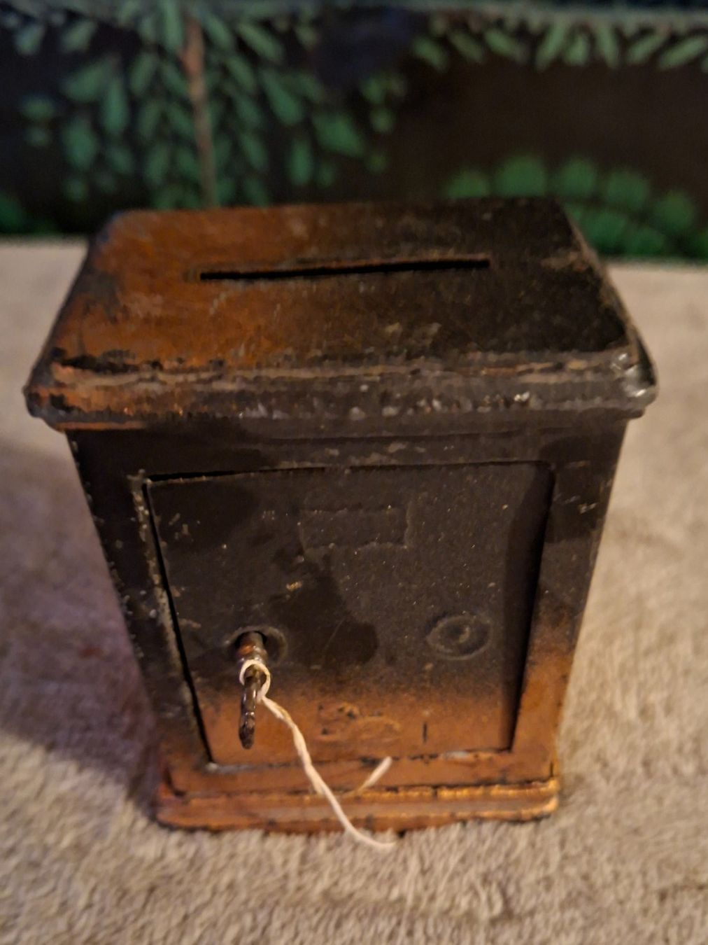 Case e mobili per bambole: Antiker Puppenstubenmöbel Tresor oder Spardose Metall – Usato da Otelfingen venduto da silver-moon 1