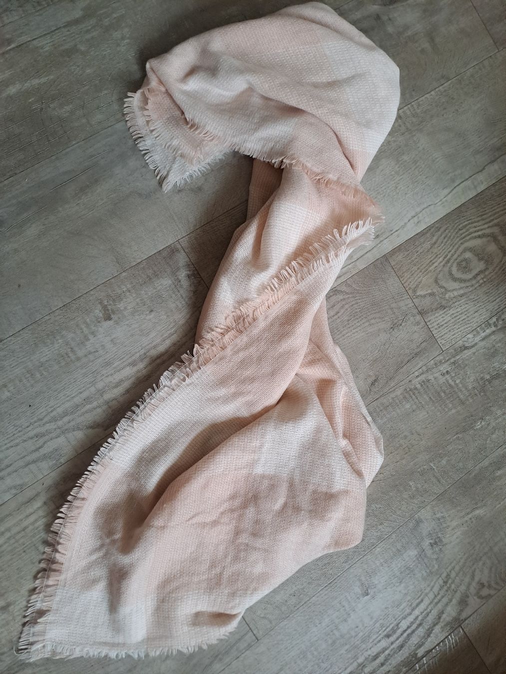 C&A Foulard & Sciarpe: Leichter Schal C&A zartrosa Fransen – Usato da Rickenbach LU venduto da bishiida