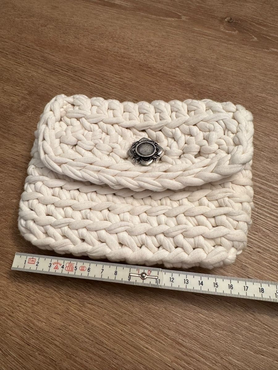 Borse da donna: Tasche gehäkelt cremeweiss mit Knopf  – Usato da Zürich venduto da iva_9svl 2