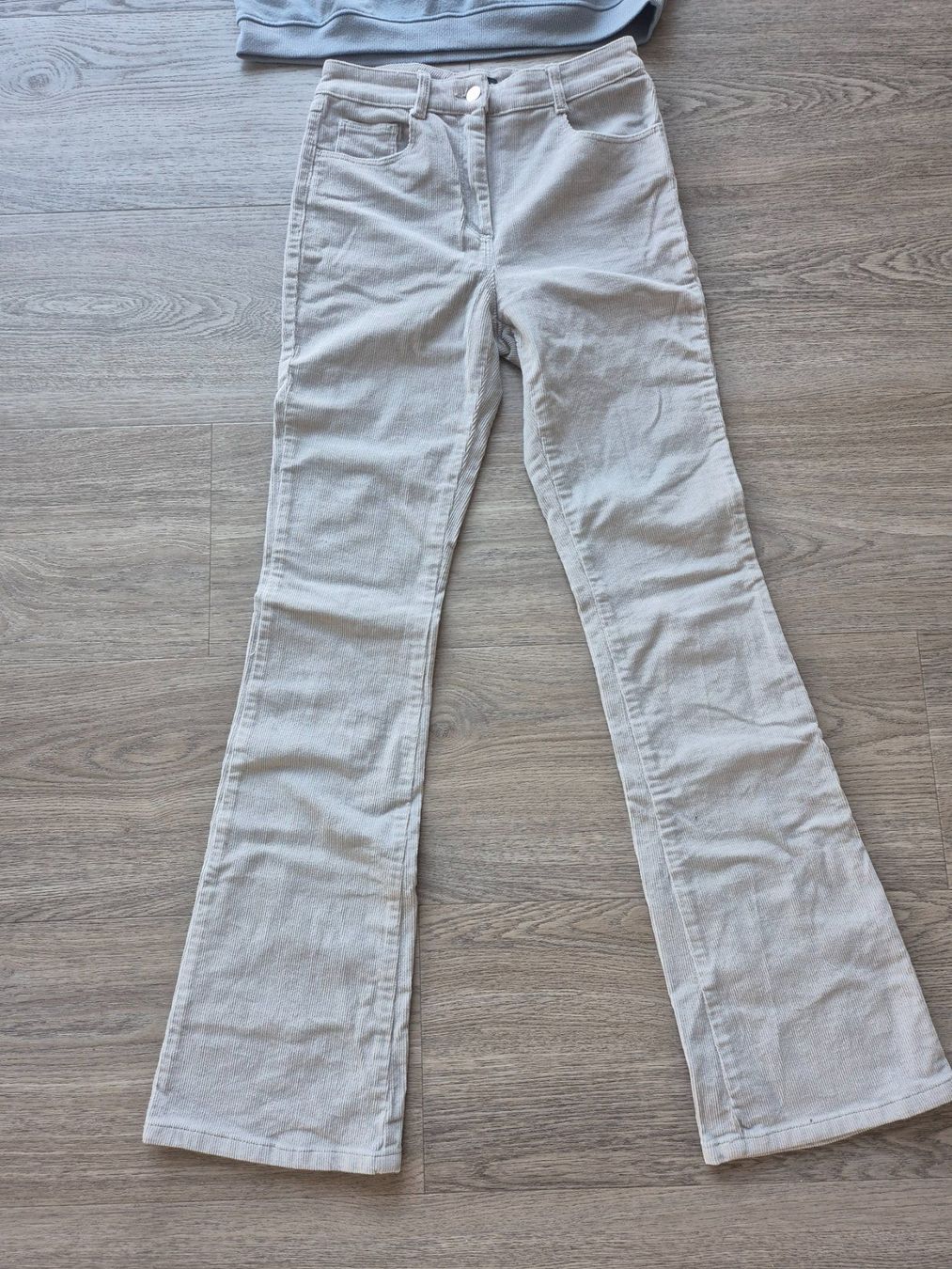 Lotti di vestiti: Cordhose hellgrau von Tally Weijl Gr. 36 + Pullover S – Usato da Eglisau venduto da nicij79 1