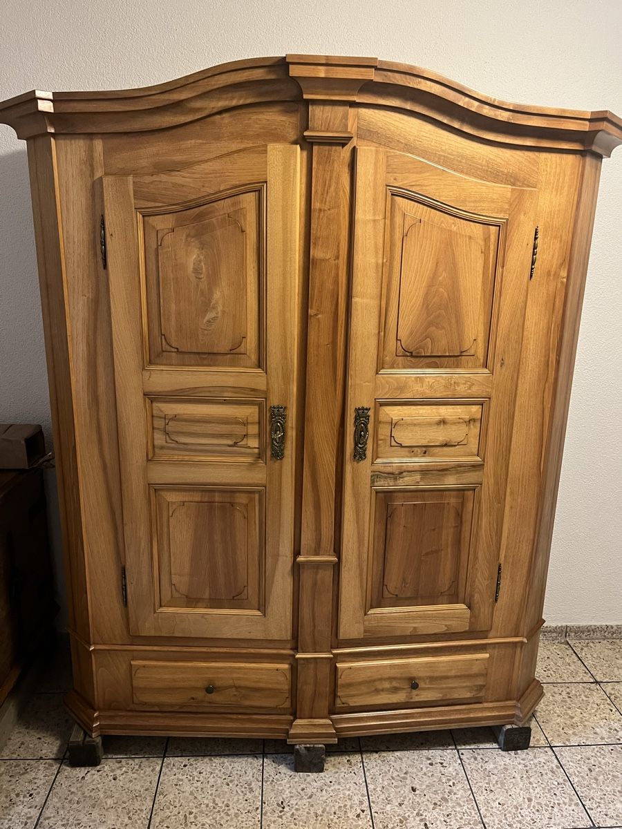 Schränke: Neuwertiger Bodenseebarock Schrank, massiv Nussbaum – Gebraucht aus Langenthal von Foxi281310