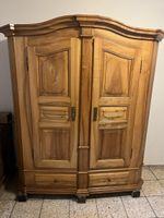 Neuwertiger Bodenseebarock Schrank, massiv Nussbaum