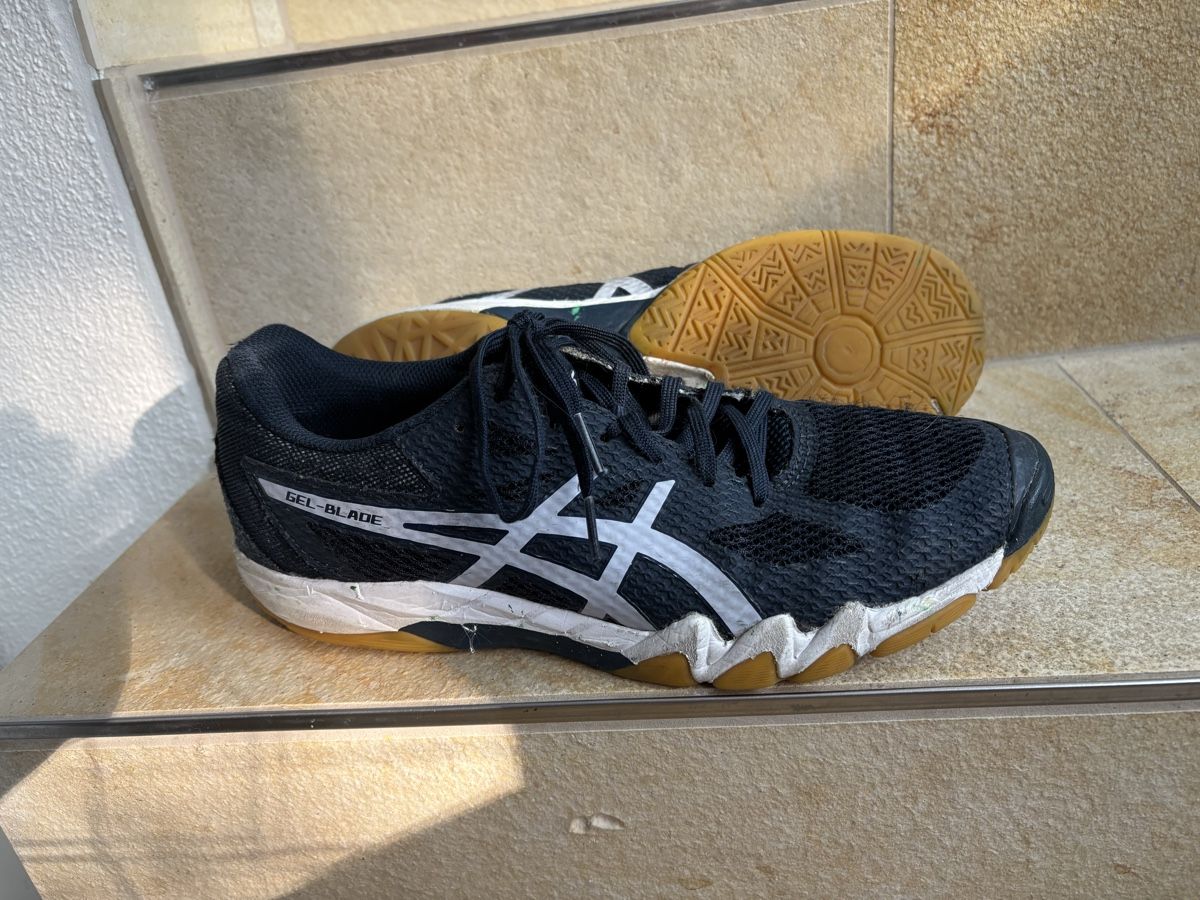 Scarpe da uomo: Hallenturnschuhe asics Gr. 40.5 – Usato da Sörenberg venduto da dfew
