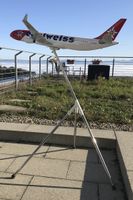 Edelweiss Airbus A330 Grossflugzeugmodell aus Holz / HB-JHQ