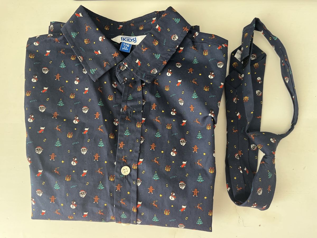 Camicie, T-shirt & Polo: Weihnachts-Hemd mit Krawatte, Grösse 116 – Nuovo e nell'imballaggio originale da Sierre venduto da black.box