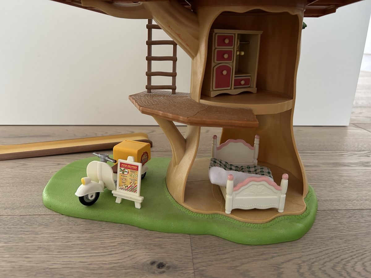 Sylvanian families Maisons & Meubles de poupées: Sylvanian Baumhaus und Pizza-Kurrier – D'occasion à Küssnacht am Rigi par caka80 2