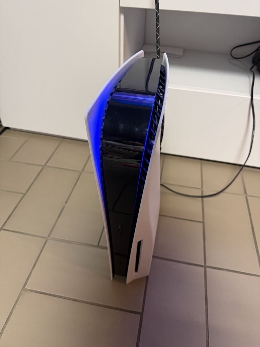 Sony Konsolen: Sony PS5 Disc Edition + 4 Controller + 2 Spiele+Ladestation – Gebraucht aus Schlieren von Aimee123 1