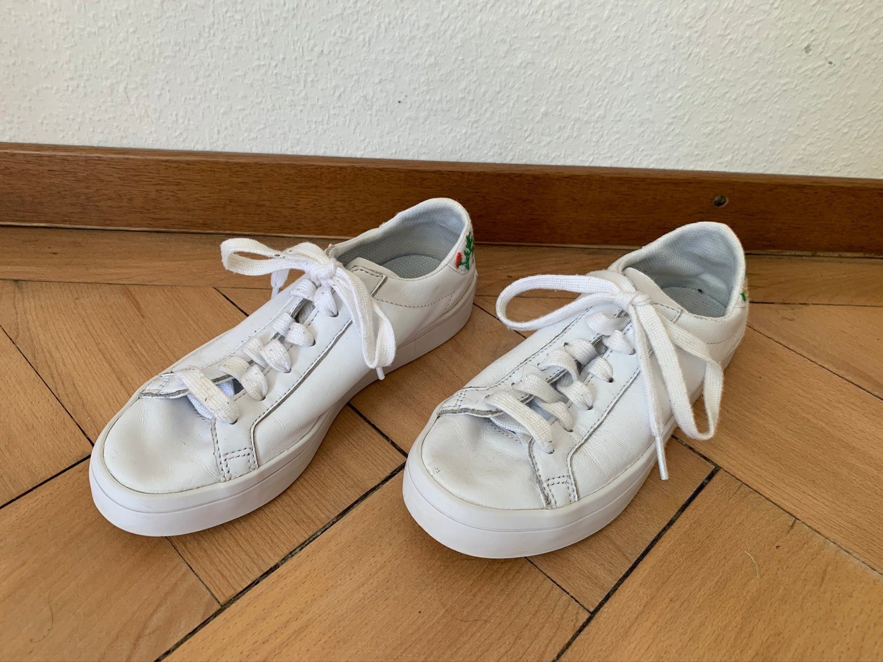Adidas Chaussures femmes: ADIDAS - Sneaker weiss 36 – D'occasion à Zürich par Diazaio