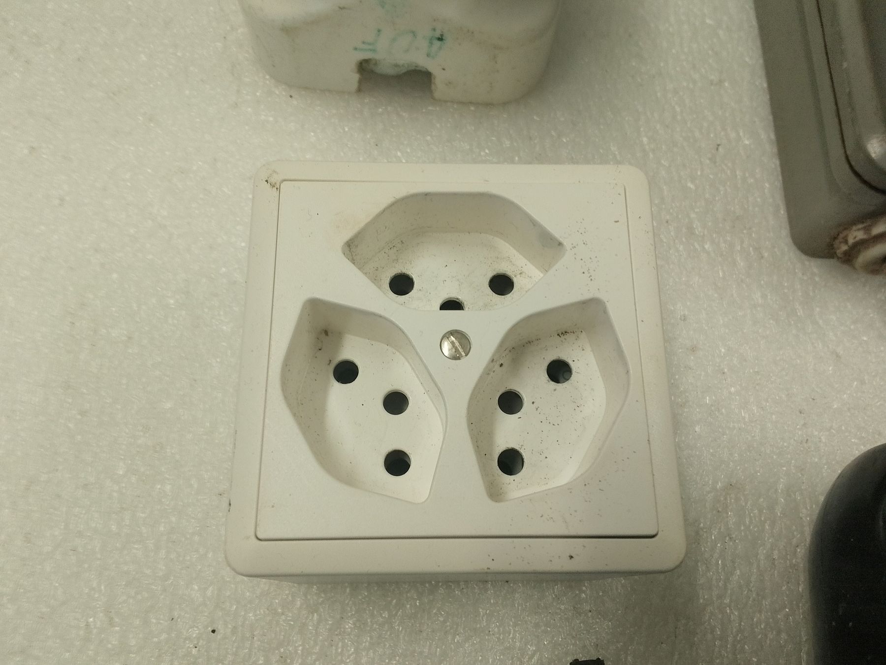 Spine: Elektro Konvolut Schalter Stecker Drehschalter – Difettoso da Trubschachen venduto da Caddy8 4
