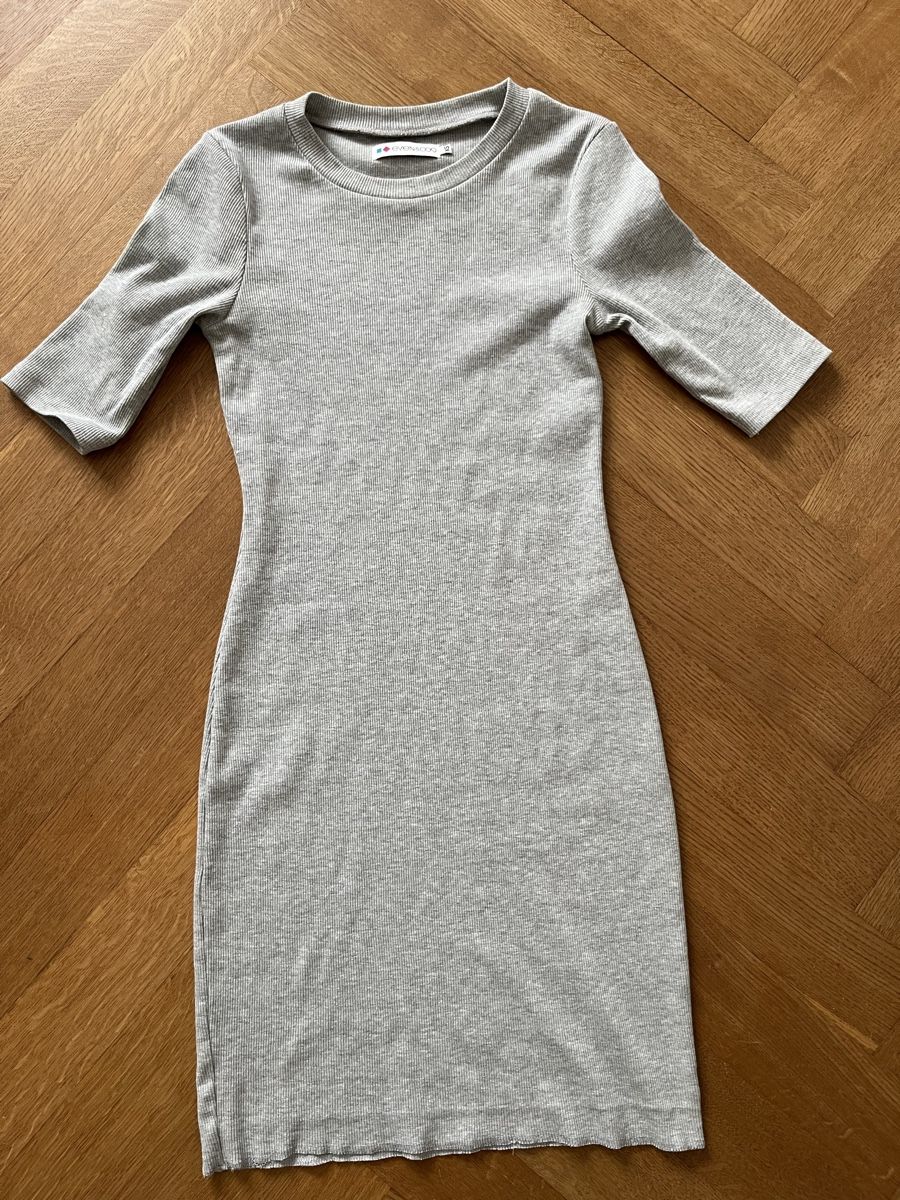 Kleider: Bodycon Kleid XS hellgrau – Gebraucht aus Basel von blumenkimd