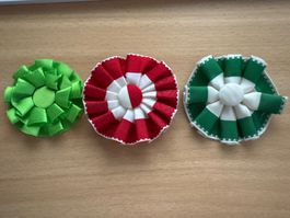 3 Schleifen Anstecker rot-weiss-gruen