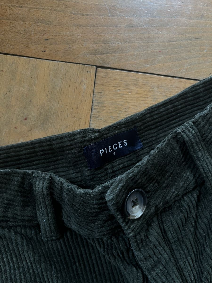 Pieces Pantaloni: pantalon côtelé vert sapin – Usato da La Chaux-de-Fonds venduto da vert_j 1