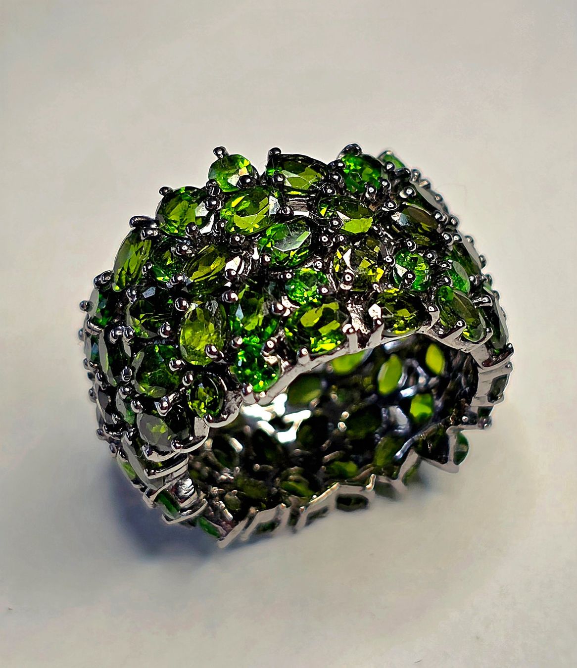 Bagues: Eternity Ring mit sattgrünen Edelsteinen – Neuf (Voir description) à Zürich par adriben 3