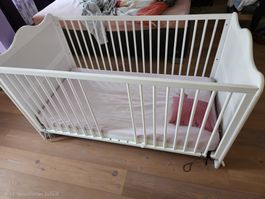 Kinderbett weiss mit Gitterstäben zustellbett