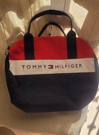 Sac de sport Tommy Hilfiger neuf avec étiquette.
