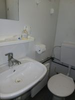 Gebrauchter Sanitär-Container mit WC Dusche und Lavabo