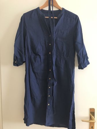 Marineblaues Hemdkleid aus Leinen, perfekt für den Sommer