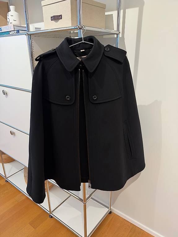 Burberry Sonstige Kleidung & Accessoires: BURBERRY CAPE BLACK – Neu (gemäss Beschreibung) aus Schwyz von bofb 1