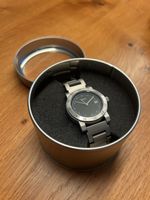 Elegante Uhr der Marke Design mit Metallarmband