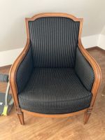 Zwei Holzsessel mit elegantem dunkelgraum Bezug