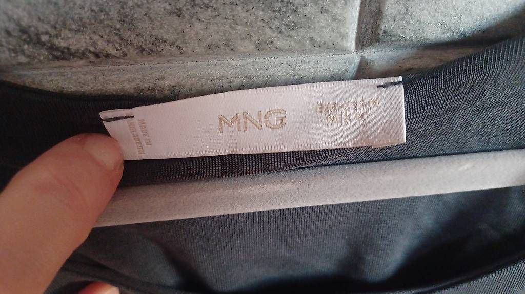 Robes: Mango Midikleid Gr. M  Dunkelgrau | Figurbetont & weich – D'occasion à Burgdorf par Damlaf_9 4