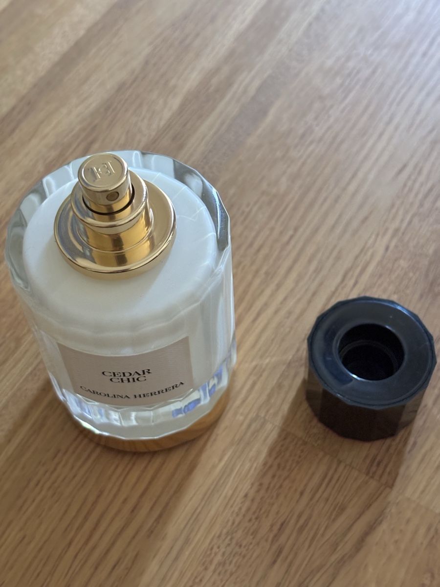 Carolina Herrera Parfums & Eau de Toilette: Carolina Herrera Cedar Chic Eau de Parfum 100 ml – D'occasion à Zürich par Thetimtam 4