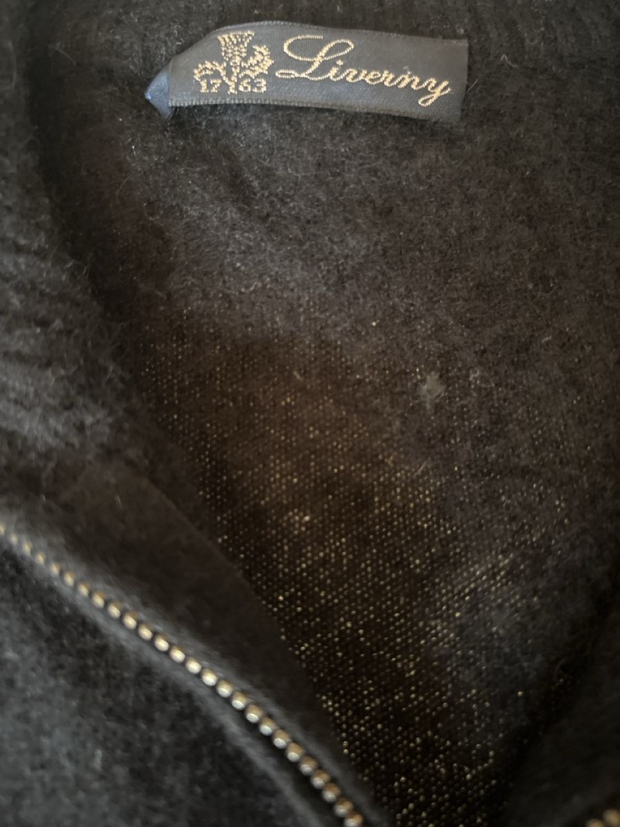 Pullover & Sweatshirts: Pull zippé Liverny noir taille M usure visible – Gebraucht aus Crans Montana von vic_y8y7