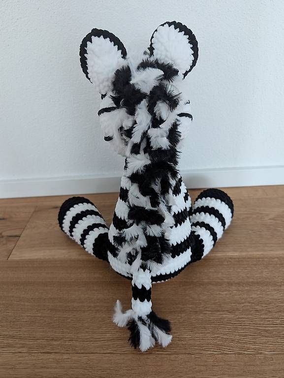 Giocattoli: Amigurumi Zebra sitzend 32cm – Nuovo (secondo la descrizione) da Beromünster venduto da Shelly9296 1