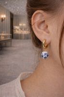 Orecchini cerchio oro con perla porcellana blu – 4 cm