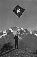 Berner Oberland (BE) – Fahnenschwinger vor der Jungfrau
