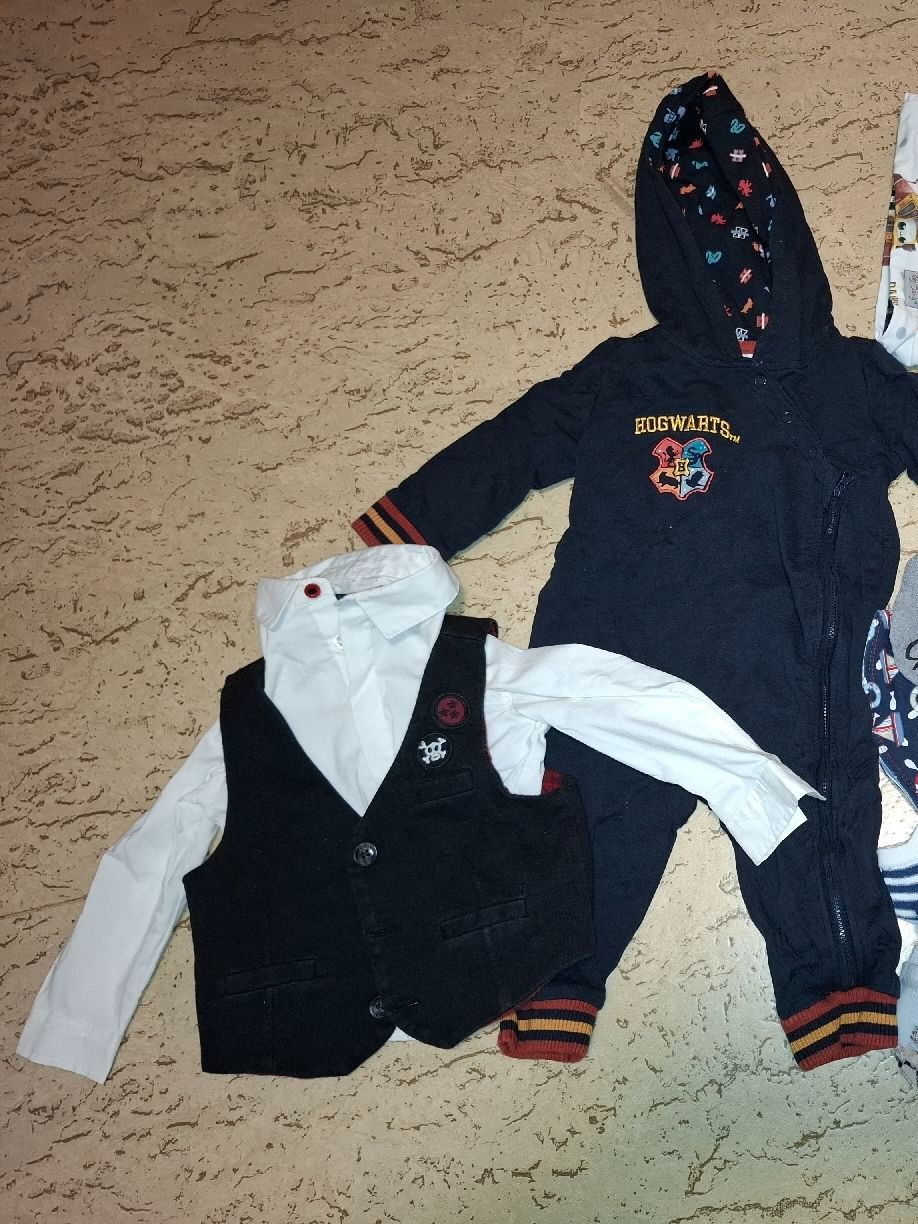 Lotti & Set di vestiti: Hogwarts/Harry Potter Einteiler Gr. 74 und Hemd Gr.80 – Usato da Mels venduto da TK2005