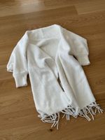 Weisser Strickschal mit Ärmeln / Stola – kuschelig & elegant