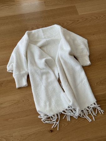 Weisser Strickschal mit Ärmeln / Stola – kuschelig & elegant