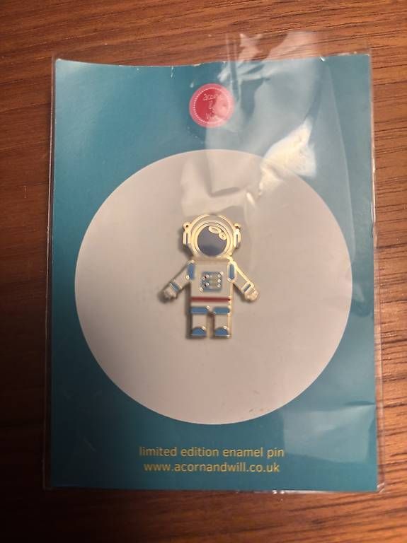 Plaketten & Abzeichen: Weltall Buch und Astronauten Pin – Neu und originalverpackt aus Zürich von gucks 5
