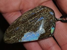 Massiver australischer Boulder Opal Anhänger