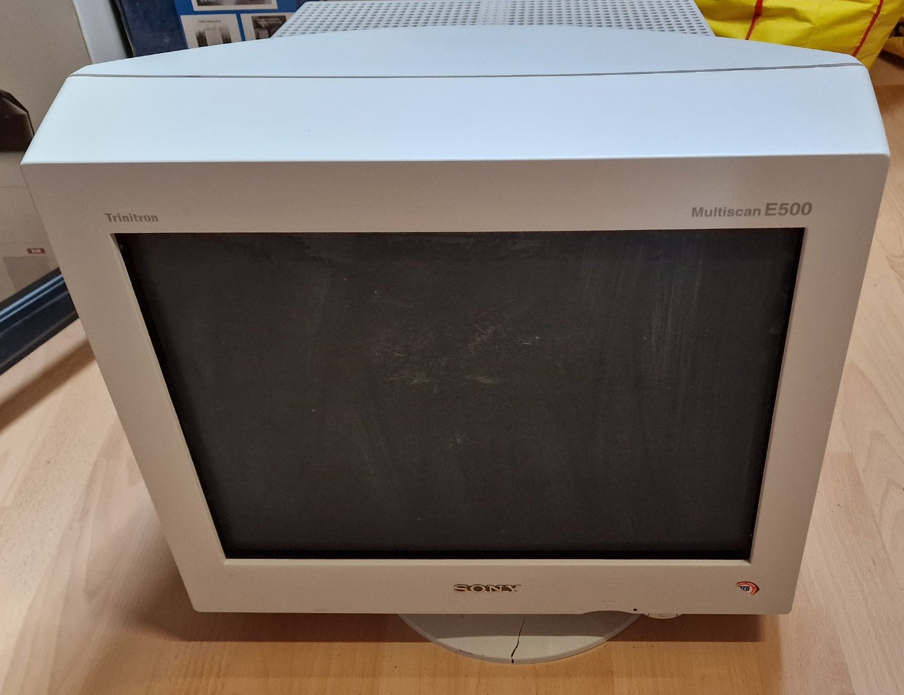 Sony Monitor: CRT Sony Trinitron Multiscan E500, Modell CPD-E500E – Usato da Frauenfeld venduto da Martinsan 1