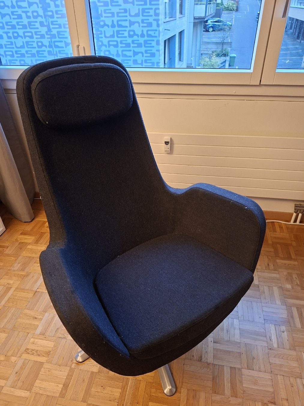 Ikea Poltrone: Drehsessel dunkelgrau mit Kopfstütze – Usato da Luzern venduto da Dubesch01 1