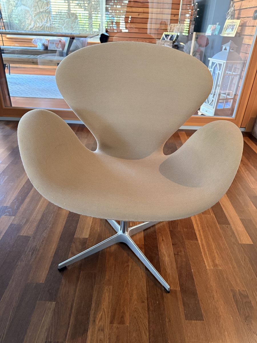 Fritz Hansen Poltrone: Fritz Hansen Schwanen Stuhl - Designklassiker – Usato da Basel venduto da VanyaTC