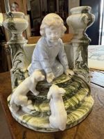 Porzellan Skulptur Kind füttert Hunde Kerzenständer