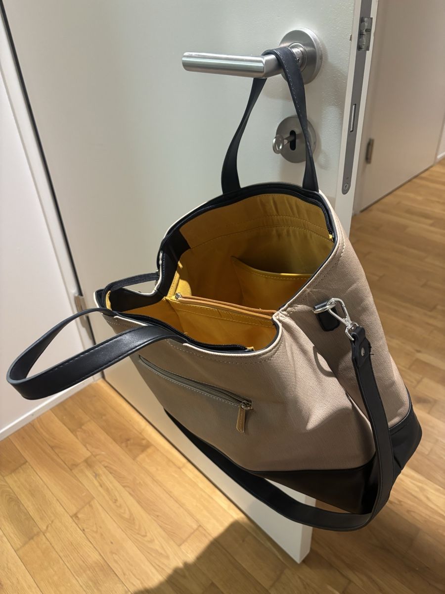 Borse da donna: Chic Beige & Black Tote Bag – Nuovo (secondo la descrizione) da Zürich venduto da sar_f9xy
