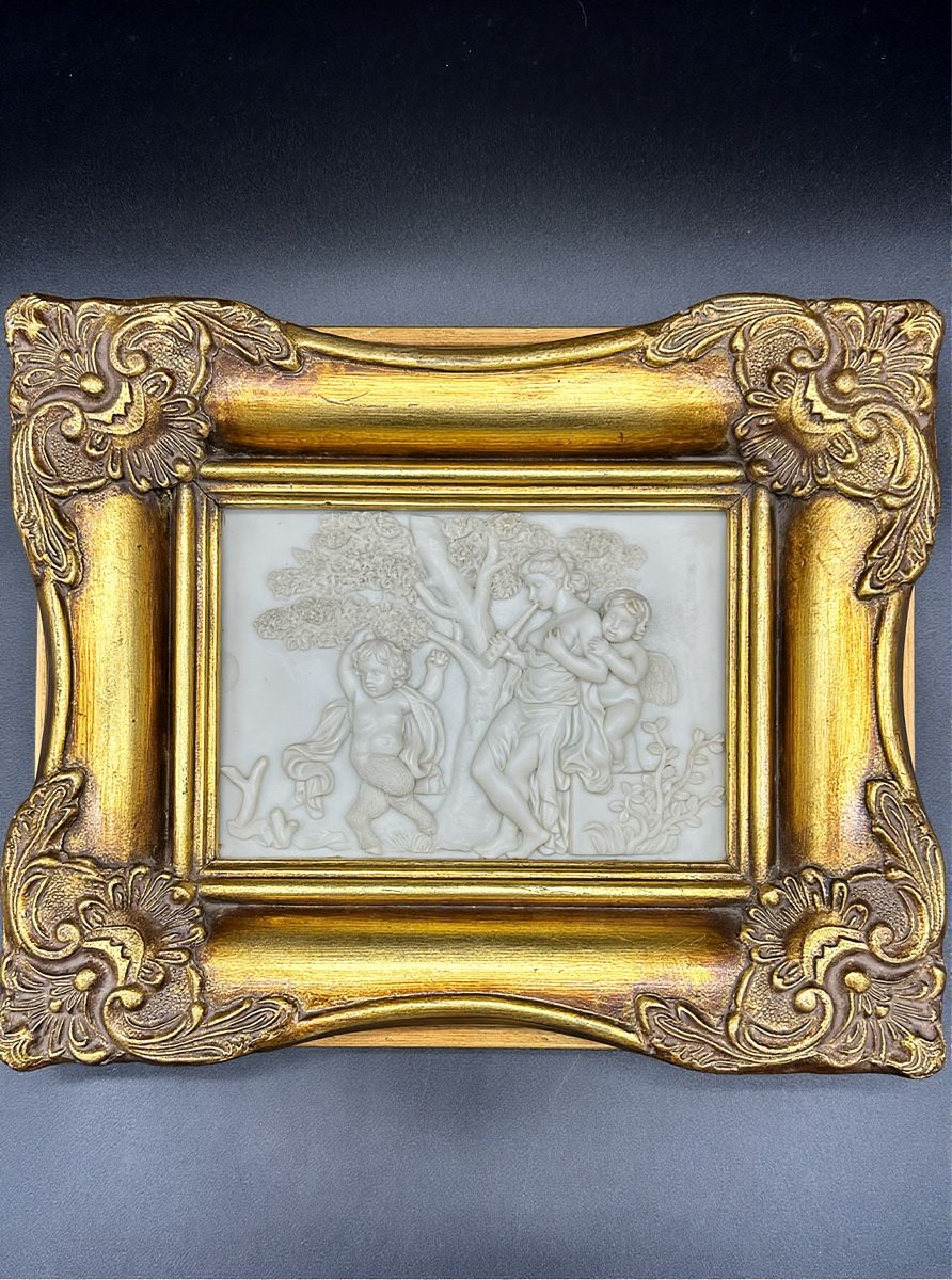 Biglie: Vintage Gold Frame and Bas-Relief Deco – Usato da Villmergen venduto da JacRon