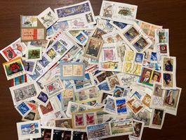 Briefmarken ganze Welt, auf Papier, zum Ablösen