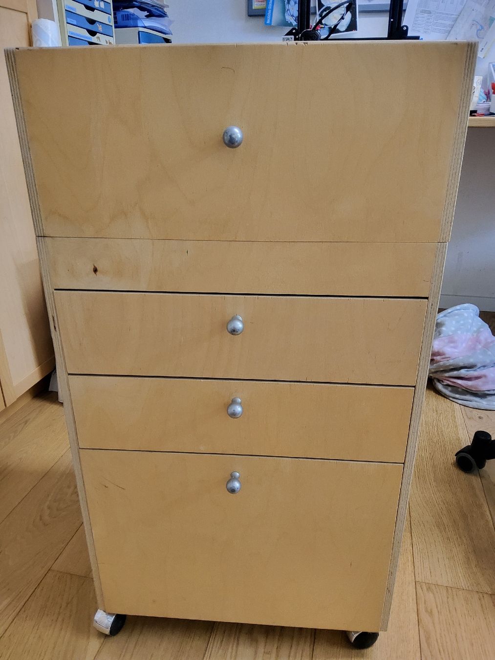 Compressori: Diverses Airbrush Material inkl. Möbel und Kompressor – Usato da Hinwil venduto da Nabe1 6